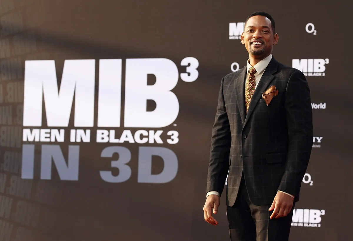 Will Smith posing in a suit at the premiere of 'Men in Black 3'.